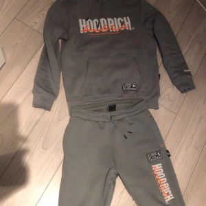 Hoodrich - Hoodrich sätt som ny storlek S/M funkar för båda du får med både byxorna och hoodien för priset
