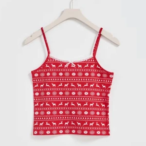 Rött jullinne, pyjamas -  röd linnetopp med julmönster av renar och snöflingor. Toppen har smala axelband och en söt liten rosett framtill. Helt slutsåld och helt ny