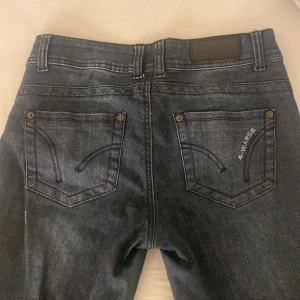 Mörkblå jeans från 4WARDS - Snygga mörkblå bootcut jeans från 4WARDS. Skulle säga mid waist💕vet ej storlek men jag har ungefär storlek 36 och dom var för stora på mig.