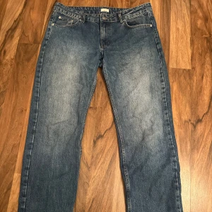 Blå jeans från NLY Jeans - Säljer ett par klassiska blå jeans från Nelly. De har en rak passform och är tillverkade i denim. Perfekta för en avslappnad stil samt vid speciella tillfällen💕