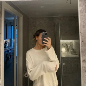 Stickad tröja  - Fin vit stickad tröja från the other stories, säljer då den inte kommer till användning. Storlek L men passar även S/M💗