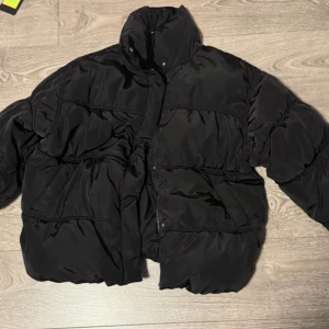 h&m oversized pufferjacka - OBS varan ligger ute på vinted också så skicka dm innan utifall jag inte hunnit tagit bort om den blivit såld!! oversized puffer från h&m! passar storlek M oversized. köpte förra året men använde knappt men den är väldigt varm och bra :)