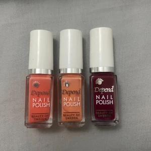 Depend nagellack - Tre nagellack från Depend i olika nyanser: en ljus korall, en varm beige och en djup vinröd. Tre super fina färger. Dom är helt fulla endast testade! Man kan få alla tre tillsammans för endast 30kr💗