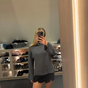 Shorts - Säljer dessa superfina shorts med små blom-mönster på.❤️