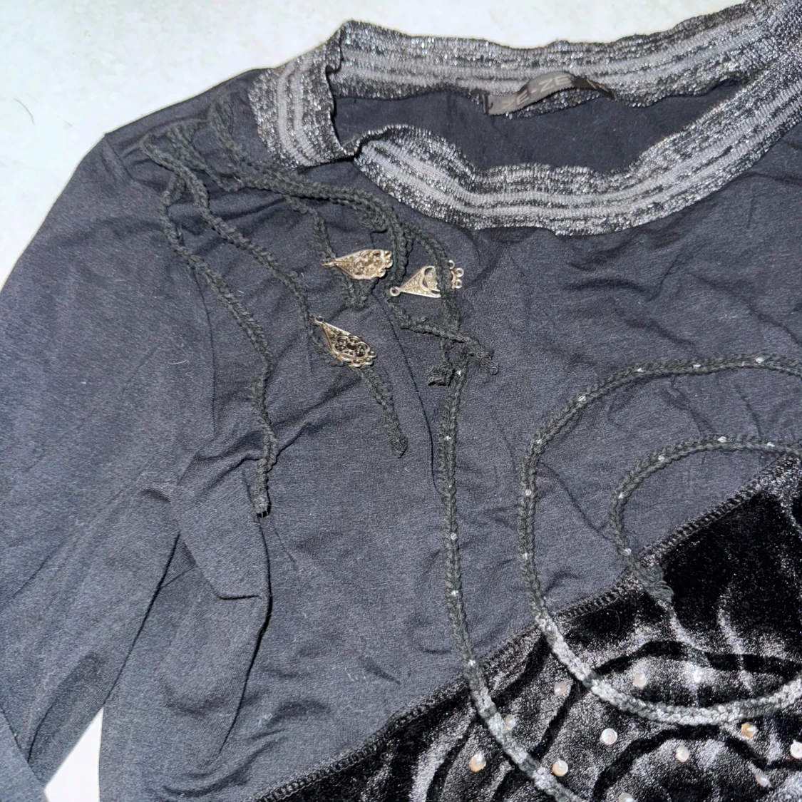 Svart långärmad tröja med unikt mönster - 91