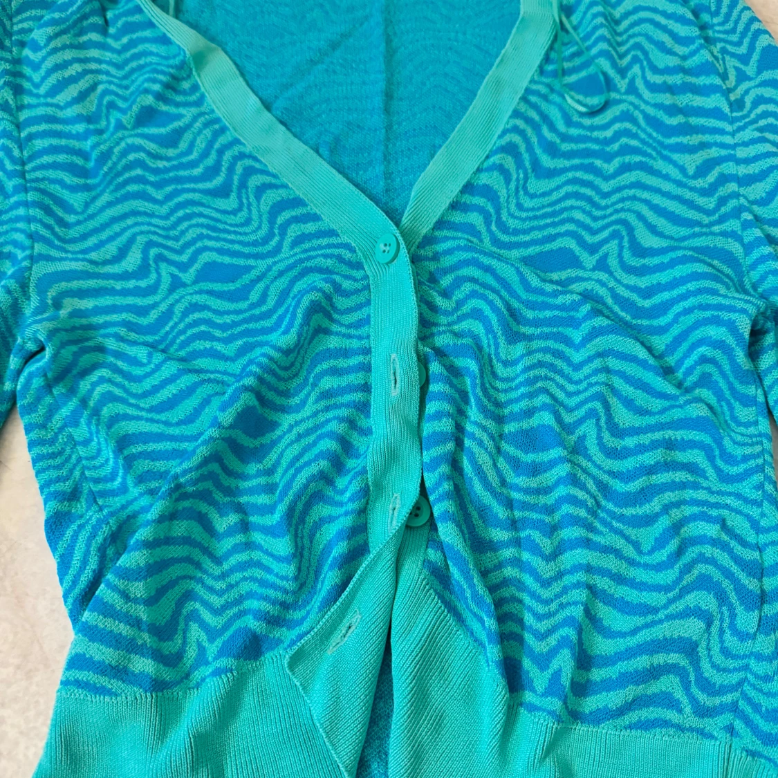 Turkos kofta med vågmönster - 91