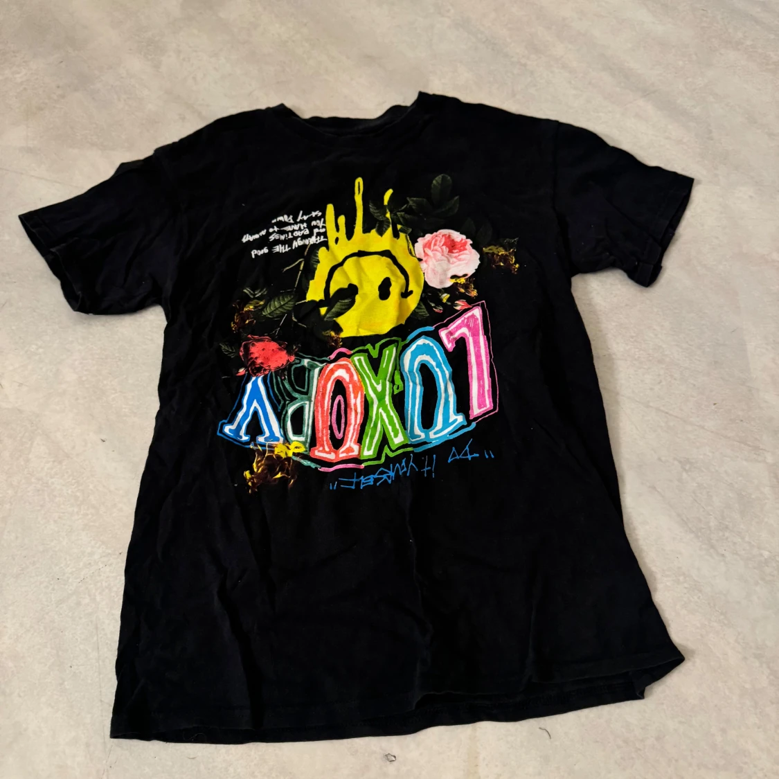 Svart t-shirt med färgglatt tryck från Fashion Nova