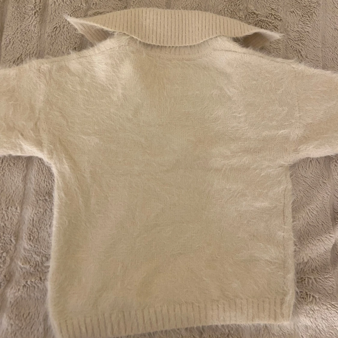 Beige stickad tröja från Gina Tricot - 90