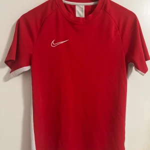  Nike t-shirts och en addidas tröja  S storlek  - Snygg grön t-shirt från Nike med klubbmärke och Intersport-logga på bröstet. Perfekt för fotbollsträningen eller som en casual vardagströja. Kortärmad design med en bekväm passform. Den gula behövs strykas bara.