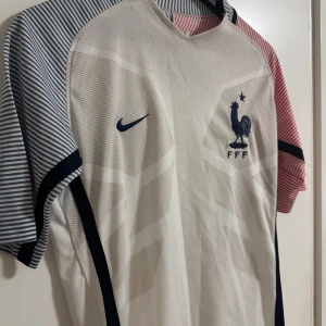 Fotbollströjor - 3 för 250 och en st för 100