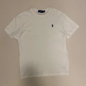 Vit Ralph Lauren t-shirt - Vit t-shirt från Polo Ralph Lauren i väldigt bra skick använd Max 3 gånger. Perfekt för en stilren look. Kortärmad och tillverkad i mjukt material för extra komfort. Perfekt julklapp🎁 Skriv vid minsta fråga eller fundering🔥👍