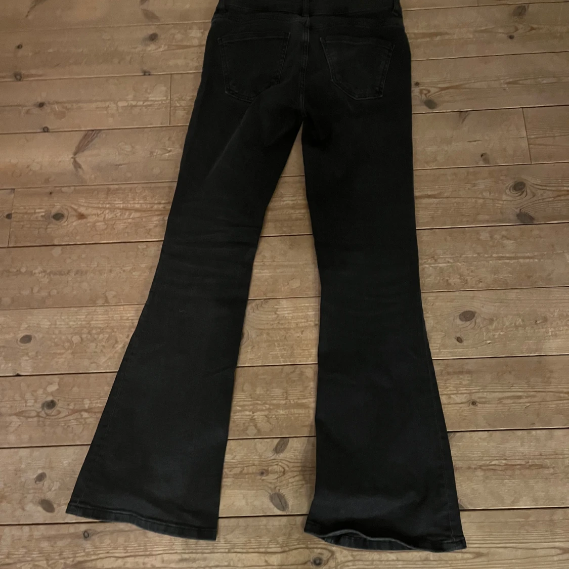 Ett par låg midjade svarta jeans  - 90