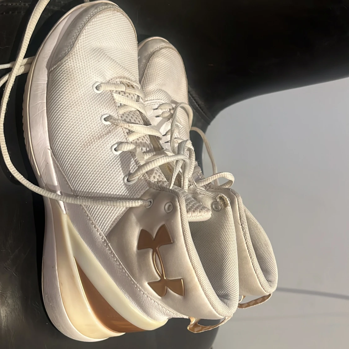 Vita basketskor från underarmour. Säljer för 450 men pris kan diskuteras - 91