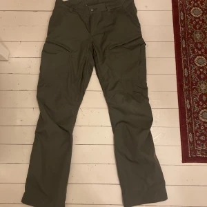 Lundhags jamtli  - Jamtli Pant från Lundhags är en slitstark vandringsbyxa i stilren design, och många funktioner. En byxa som passar lika bra för den aktiva friluftsutövaren som för användning i vardagen.  Använt 1 gång så gott som ny