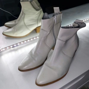 cowgirl boots ✌ italian 37 - Snygga boots i skinn med dragkedja på sidan och en träfärgad klack. De har en spetsig tå och en stilren design som passar perfekt för både vardag och fest.