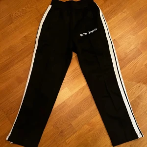  Palm Angels byxor - Säljer nu mina Palm Angels byxor i skit bra skick. Knappt använda så alltså typ helt nya.  Skit feta nu till alla vinterkvällar men även när man träffar boysen
