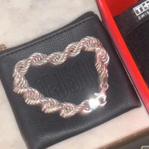 Cordell Armband 10mm i silver - Elegant Cordell armband i 925 silver med en tjocklek på 10mm. Perfekt för att ge en stilren touch till din outfit. Köptes på Kejsar möts eller fraktar, pris kan diskuteras 20cm 