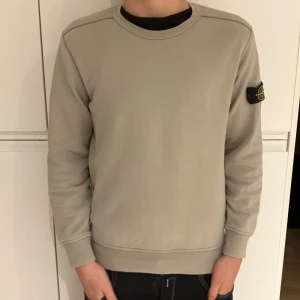 Stone island tröja - En riktigt snygg Stone island tröja som är i junior size tröjan är i okej skick defekter finns. Modellen är 163 och väger 52. nypris på denna är 3000 vårat pris 599 priset kan alltid diskuteras 🙌🏻🙌🏻