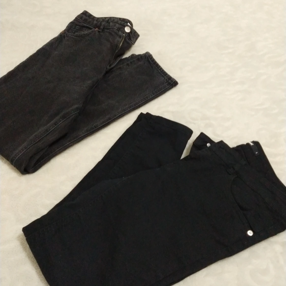 Svarta jeans från BikBok och H&M