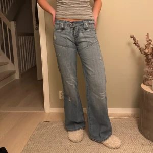 Blå jeans med slitningar - Säljer ett par blå jeans med coola slitningar som sitter skirbra❤️❤️hör av er vid frågor 