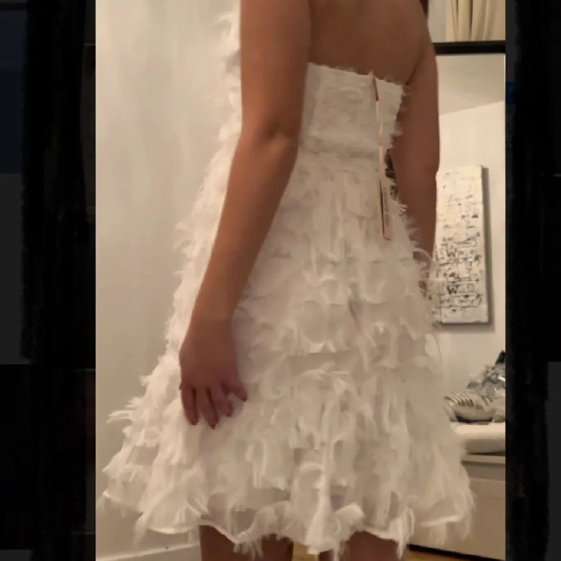 Vit axelbandslös klänning med volanger - 90