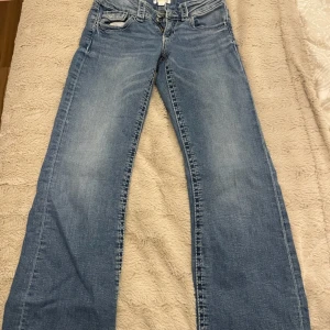 Blå jeans från Gina Tricot - Säljer ett par klassiska blå jeans från Gina Tricot. De har en straight passform/baggy bootcut och är tillverkade i jeansmaterial. Perfekta för en avslappnad stil. För referens är jag ca 161. Säljer även på vinted under användarnamnet Thilde.henriksson
