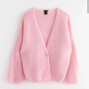 Rosa kofta - Rosa slutsåld kofta från Lindex i storlek xs/s. Den är helt ny med lappar kvar! Säljer en i brun/beige också! 