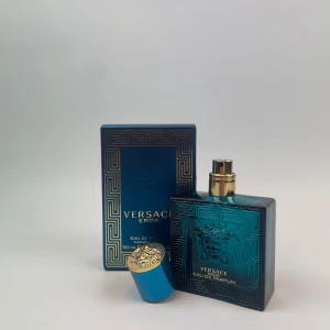 Versace Eros Eau de Parfum - (Versace Eros) 3ml - 45 kr / 5ml - 65 kr 	•	Doftnoter: Citron, grönt äpple, mynta, tonkaböna, ambroxan, geranium, cederträ, vetiver, vanilj.