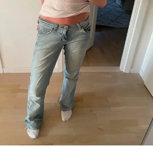 Low waist bootcut - (Inte mina bilder) Säljer dessa skitsnygga low waist bootcut jeansen från Wrangler!!❤️Säljer då de inte kommer till användning (klippta där nere)