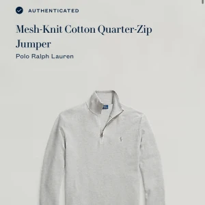 Grå meshstickad tröja med dragkedja från Polo Ralph Lauren - Säljer en stilren grå meshstickad tröja från Polo Ralph Lauren. Tröjan har en praktisk kvartslång dragkedja och är långärmad. Köpt på NK så självklart äkta och är nästan som ny. Nypris 2400.