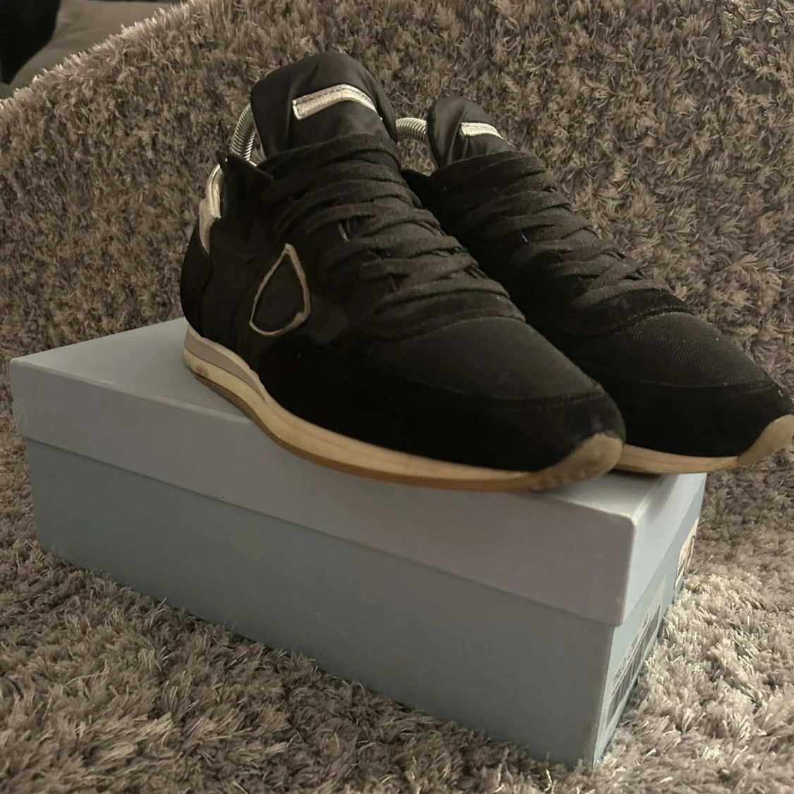 Svarta Phillipe models 