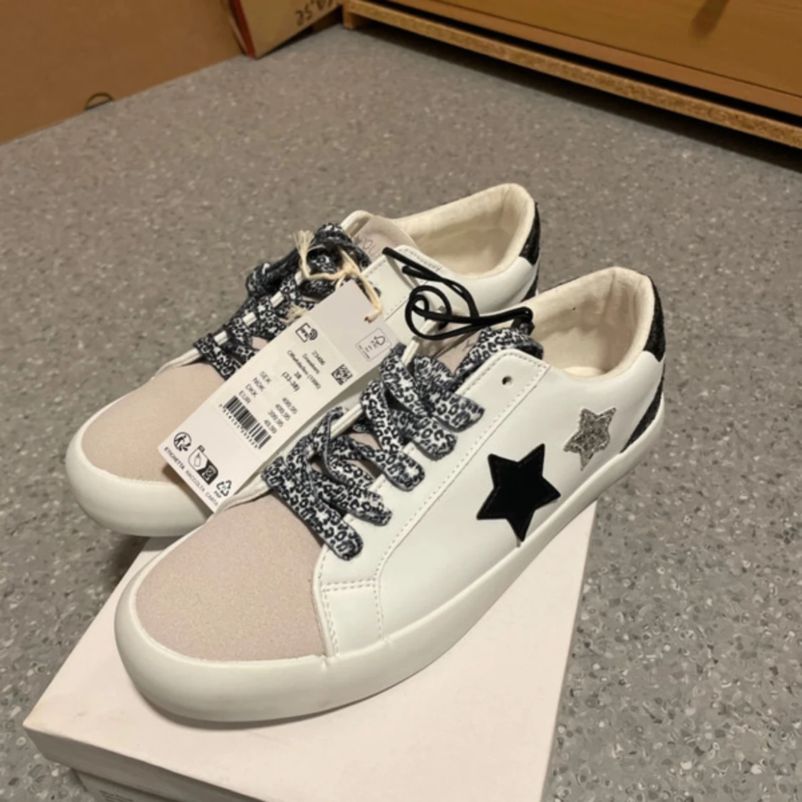 Vita sneakers med stjärndetaljer - 90