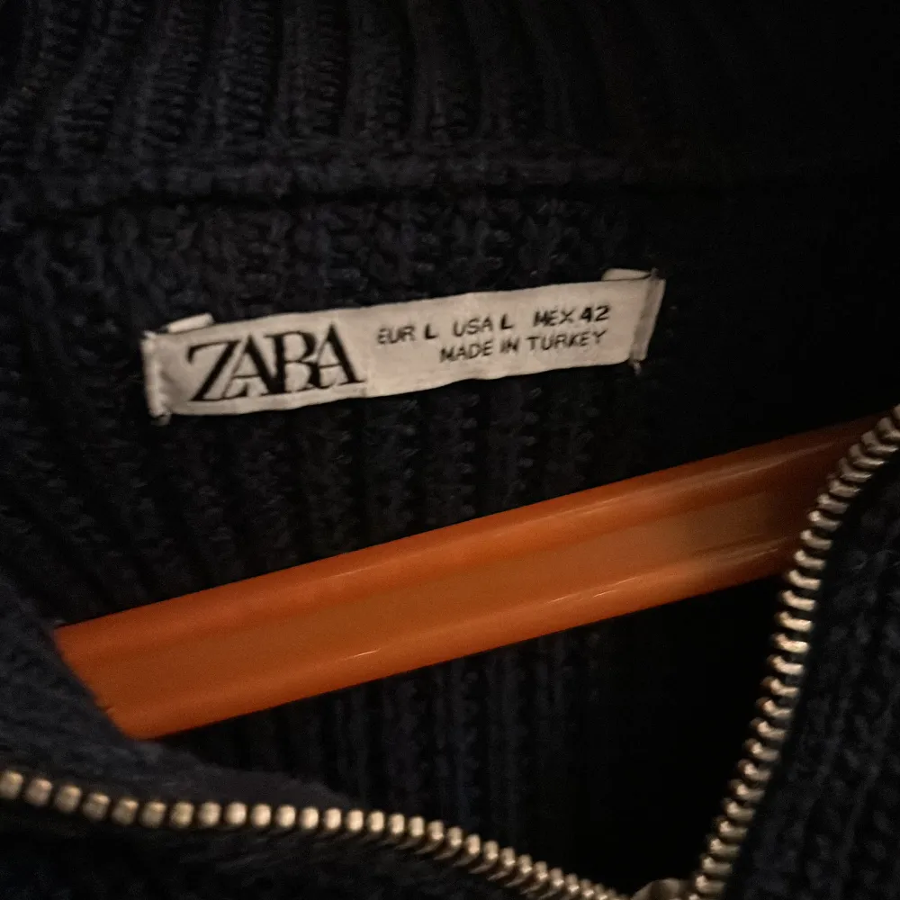 Säljer en svart stickad tröja från Zara med dragkedja vid halsen. Tröjan har en hög krage och långa ärmar, perfekt för kyligare dagar. Enkel och stilren design som passar till det mesta.. Neuletakit & Villapaidat.