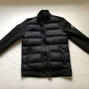 Moncler jacka - Helt perfekt skick oanvänd. Perfekt för att styla till mycket.