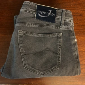 Grå jeans från Jacob Cohen - Snygga grå jeans från Jacob Cohen, de är i super skick inga defekter. Storlek 34 passar mig som har 32/31 i andra jeans. Skriv om ni har några fler frågor! 😉