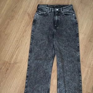 Jeans från Weekday - Snygga svarta jeans från Weekday med raka ben. Aldrig kommit till användning för mig så prislapp är kvar
