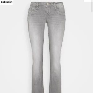 Grå bootcut jeans - Lågmidjade bootcut jeans från ltb, modell valerie😍 mkt bra skick! Postar eller möts upp i Stockholm 