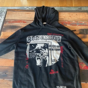 Svart hoodie från Valentino - Säljer en svart hoodie från Valentino med ett unikt tryck i vitt och rött. Den är i storlek S men passar M. Nypris på denna är 6000+ kr, säljer dock billigt då den ej kommer till användning. Skriv privat för fler frågor! 