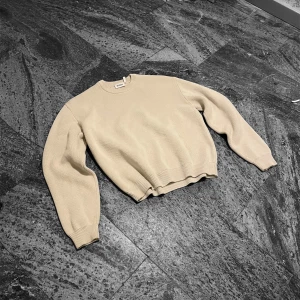 Weekday Knit - Säljer en stickad tröja från Weekday, använd endast ett fåtal gånger. Storlek M Oversize, Skick 10/10 Nyskick, Perfekt för kyligare dagar, Nypris 570kr, Mitt pris 249kr hör av dig vid funderingar 🙌