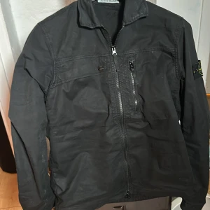 Svart jacka från Stone Island (overshirt)  - .stone island overshirt köpt från nk sthlm med kvitto