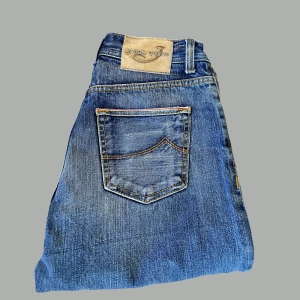 Jacob Cohen Jeans Limited - - Skick: 8.5/10  - Nypris: 9000 SEK  - Storlek: 31  - Modell: J610 (Limited - 1/573 par)
