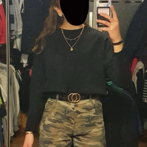 Svart croppad tröja från NA-KD - Säljer en stilren svart croppad tröja från NA-KD. Tröjan har långa ärmar och en enkel design som passar perfekt till vardagsoutfiten. Tillverkad i Turkiet och i storlek XS.