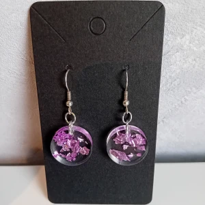 Egentillverkade örhängen  - Egentillverkade örhängen gjorda i resin.Perfekta för att ge en färgklick till din outfit. Längd ca 3.3cm långa. Öronkroken är nickelsäker 