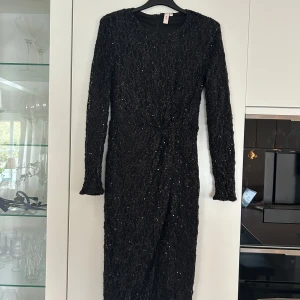Svart paljettklänning - Superfin svart paljettklänning, perfekt till nyår eller andra fina tillställningar. Endast använd 1 gång. Storlek 34 men passar 36 också! Har lämnat in den på skrädderi för att korta ner längden, så nu är den till knävecken på mig (jag är 170cm lång). Finns inte kvar på hemsidan, köpt för 699💕