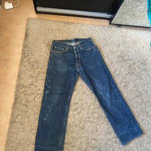 Blå Evisu jeans - Säljer ett par Evisu jeans som legat i garderoben ett tag. De är rätt slitna men samtidigt karaktäristiska. Kan mötas upp i Göteborg