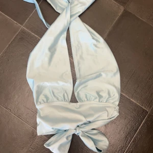  topp - Jätte fin ljusblå topp från Gina som man kan knyta lite hur man vill, öppen i ryggen o endast använd en gång! 