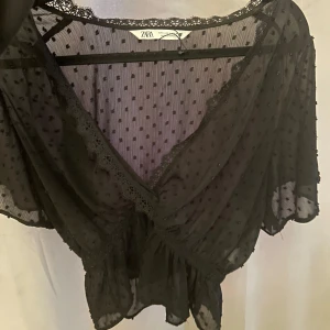 Svart blus från Zara - Svart blus från Zara. Storlek S men passar även Xs! Använd fåtal gånger och är i bra skick🥰
