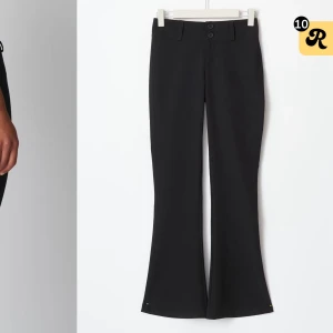 Helt nya Svarta bootcut byxor - Snygga svarta bootcut byxor och knappar fram. Perfekta för en stilren look. Byxorna har fickor bak och är tillverkade i ett bekvämt material. JAG ÄR ÖPPEN TILL BYTE MOT EN STORLEK 36/38