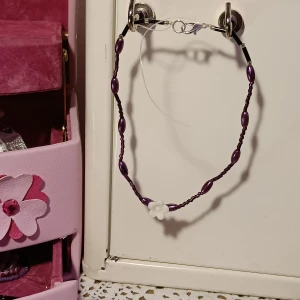 Lila och vit pärlhalsband med blomma - Handgjort halsband/choker 〰️💟〰️ Halsbandet längd är ca 27 cm