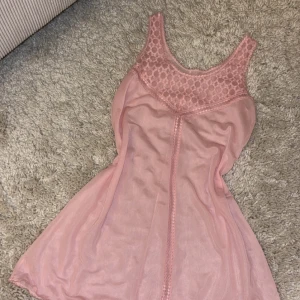 Vintage nattlinne - Söt rosa ärmlös nattlinne i genomskinligt material och spetsdetaljer. Perfekt för den som gillar coquettestilen.
